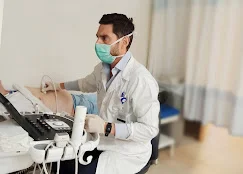 Dr Gonzalez réalisant une échographie-Doppler vasculaire
