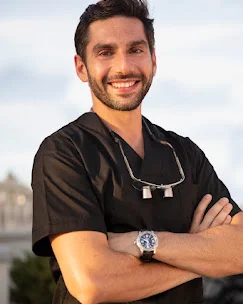 Dr Florian Gonzalez en tenue de bloc opératoire